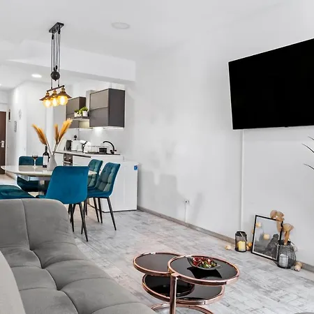Old Town Hideaway - 5 Min Walk To Palace Of Parliament And Old - Neighborhood Apartment