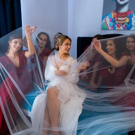 Old Town Hideaway - 5 Min Walk To Palace Of Parliament And Old - Neighborhood *