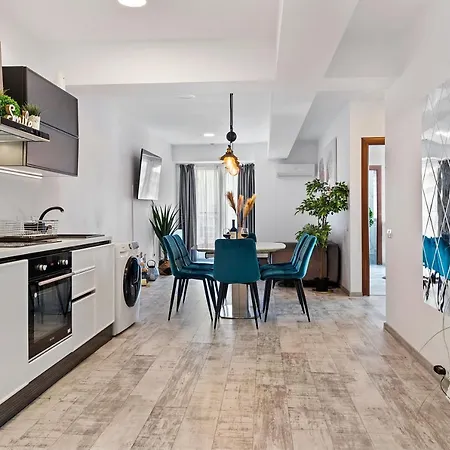 Old Town Hideaway - 5 Min Walk To Palace Of Parliament And Old - Neighborhood Apartament