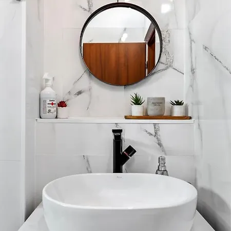 Old Town Hideaway - 5 Min Walk To Palace Of Parliament And Old - Neighborhood Apartment