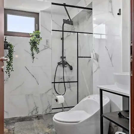 Old Town Hideaway - 5 Min Walk To Palace Of Parliament And Old - Neighborhood Apartament *