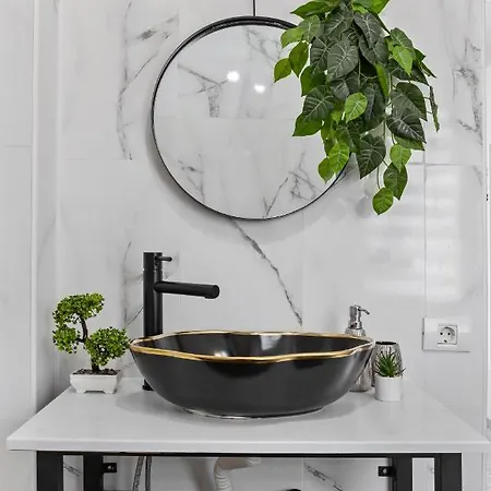 Old Town Hideaway - 5 Min Walk To Palace Of Parliament And Old - Neighborhood Apartamento