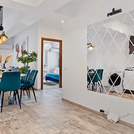 Old Town Hideaway - 5 Min Walk To Palace Of Parliament And Old - Neighborhood Apartment