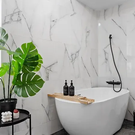 Old Town Hideaway - 5 Min Walk To Palace Of Parliament And Old - Neighborhood *