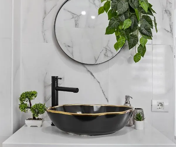 Old Town Hideaway - 5 Min Walk To Palace Of Parliament And Old - Neighborhood 아파트