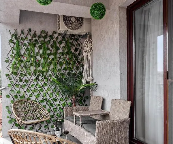 Old Town Hideaway - 5 Min Walk To Palace Of Parliament And Old - Neighborhood