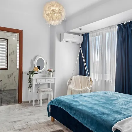 Old Town Hideaway - 5 Min Walk To Palace Of Parliament And Old - Neighborhood Apartment