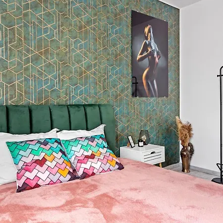 Old Town Hideaway - 5 Min Walk To Palace Of Parliament And Old - Neighborhood Apartment