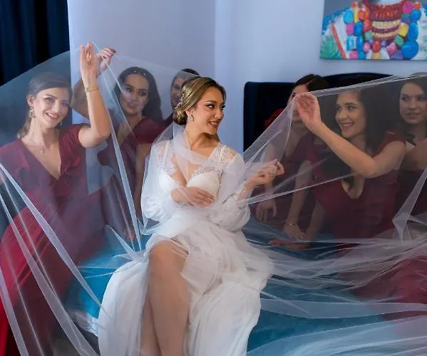 Old Town Hideaway - 5 Min Walk To Palace Of Parliament And Old - Neighborhood *