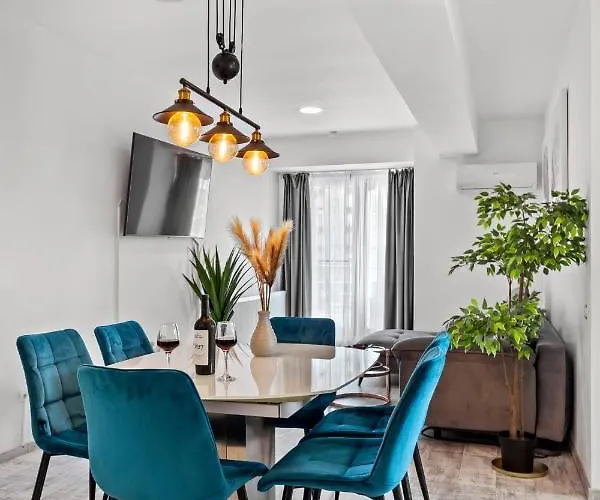 Old Town Hideaway - 5 Min Walk To Palace Of Parliament And Old - Neighborhood Apartament *