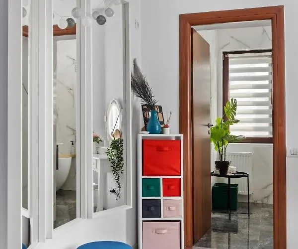 Old Town Hideaway - 5 Min Walk To Palace Of Parliament And Old - Neighborhood Apartament