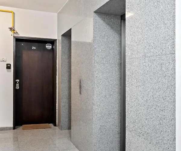 Old Town Hideaway - 5 Min Walk To Palace Of Parliament And Old - Neighborhood