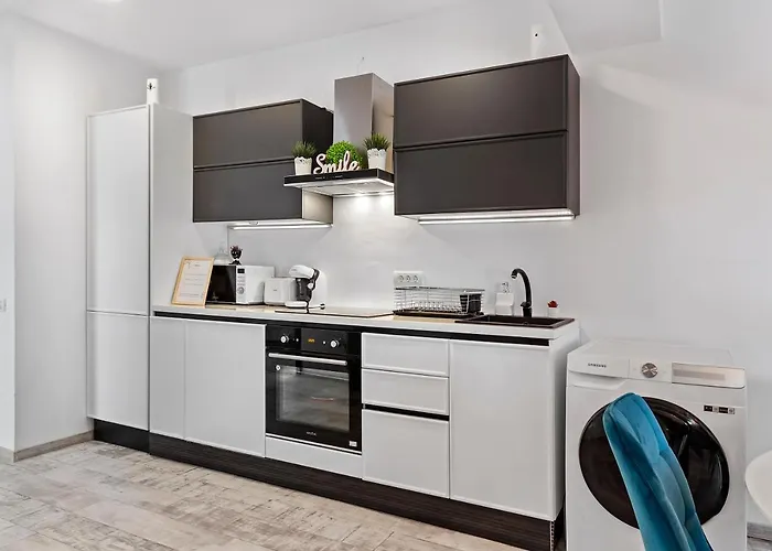 Apartament Old Town Hideaway - 5 Min Walk To Palace Of Parliament And Old - Neighborhood