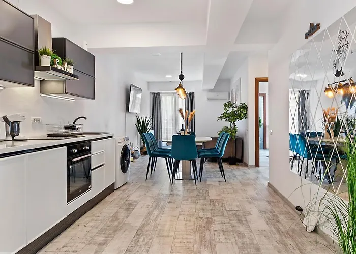 Old Town Hideaway - 5 Min Walk To Palace Of Parliament And Old - Neighborhood Apartament