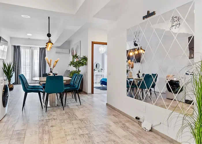 Old Town Hideaway - 5 Min Walk To Palace Of Parliament And Old - Neighborhood