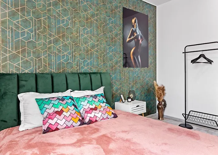 Old Town Hideaway - 5 Min Walk To Palace Of Parliament And Old - Neighborhood Apartament