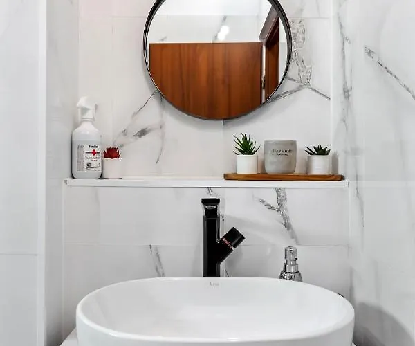 Old Town Hideaway - 5 Min Walk To Palace Of Parliament And Old - Neighborhood Apartament