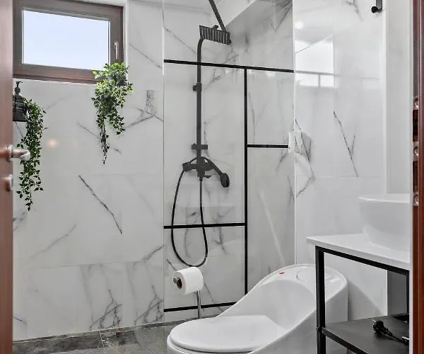 Old Town Hideaway - 5 Min Walk To Palace Of Parliament And Old - Neighborhood Apartament *