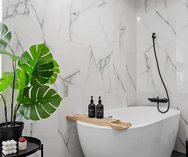 Old Town Hideaway - 5 Min Walk To Palace Of Parliament And Old - Neighborhood *