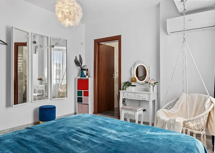 Old Town Hideaway - 5 Min Walk To Palace Of Parliament And Old - Neighborhood Apartament