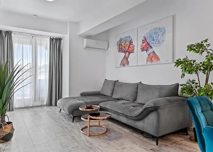 Old Town Hideaway - 5 Min Walk To Palace Of Parliament And Old - Neighborhood