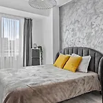 Old Town Hideaway - 5 Min Walk To Palace Of Parliament And Old - Neighborhood *