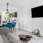 Old Town Hideaway - 5 Min Walk To Palace Of Parliament And Old - Neighborhood Apartman
