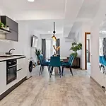 Old Town Hideaway - 5 Min Walk To Palace Of Parliament And Old - Neighborhood Apartman