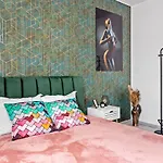 Old Town Hideaway - 5 Min Walk To Palace Of Parliament And Old - Neighborhood Apartman
