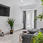 Apartman Old Town Hideaway - 5 Min Walk To Palace Of Parliament And Old - Neighborhood *