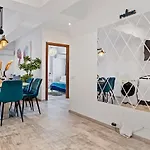 Old Town Hideaway - 5 Min Walk To Palace Of Parliament And Old - Neighborhood Apartman